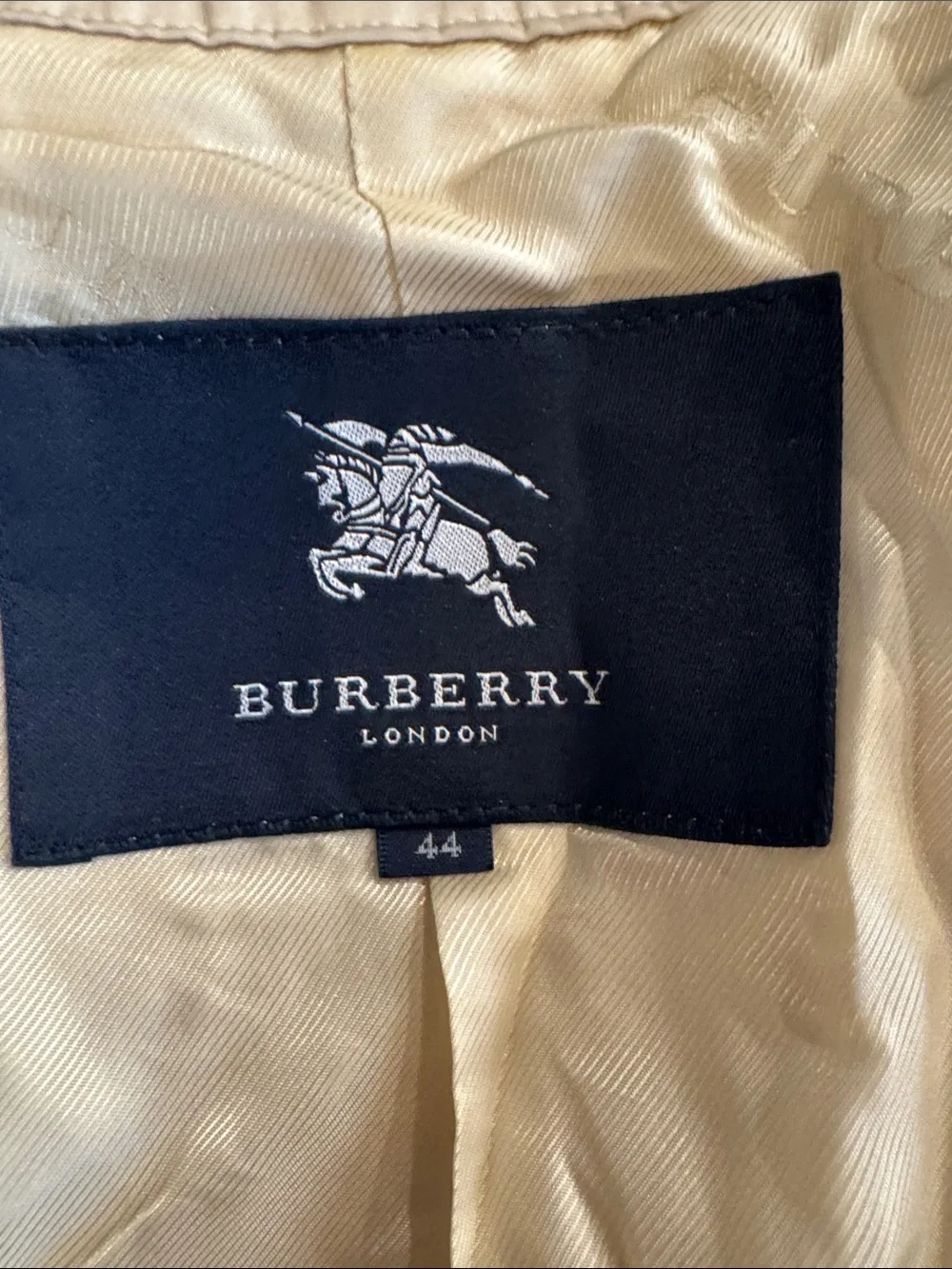 Authentic Burberry Beige Women's Trench Coat with Belt - Picture 11 of 15